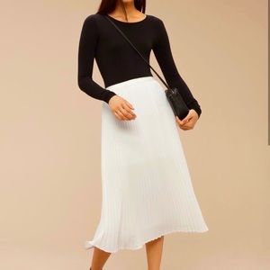Babaton white pleated skirt Size: Small (2-4) Fabric content: 100% Polyester